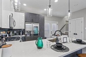 Fridge, microwave, oven, stovetop - Elegant 2BDTownhouse: 7St Walkable, Modish & Sharp (Fort Worth)