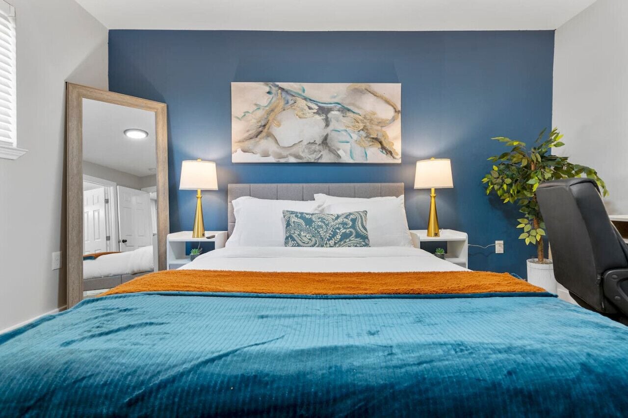 1 habitación, escritorio, tabla de planchar con plancha y cuna de viaje 