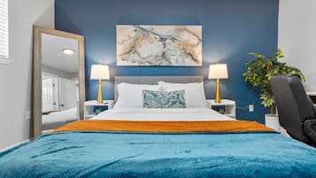 1 habitación, escritorio, tabla de planchar con plancha y cuna de viaje