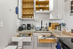 Kylskåp, mikrovågsugn, ugn och spishäll
