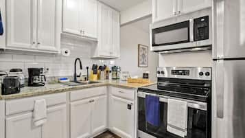 冷蔵庫、電子レンジ、オーブン、コンロ