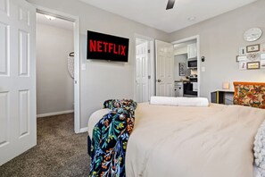 1 makuuhuone, työpöytä, silitysrauta/-lauta, vauvan matkasänky