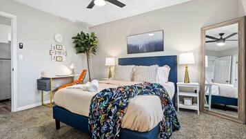 1 室のベッドルーム、デスク、アイロン / アイロン台、旅行用ベビーベッド