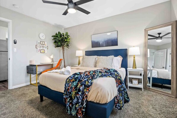 1 makuuhuone, työpöytä, silitysrauta/-lauta, vauvan matkasänky