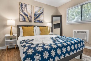 1 bedroom, desk, iron/ironing board, travel cot - Live the Excitement: Prime 1BD Close to the Action (Arlington)