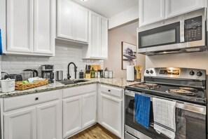 Fridge, microwave, oven, stovetop - Live the Excitement: Prime 1BD Close to the Action (Arlington)