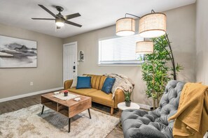 Smart TV, books - Live the Excitement: Prime 1BD Close to the Action (Arlington)