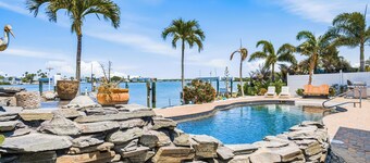 Herons on La Hacienda – Waterfront Grotto Pool, Golf Cart & Minutes to Indian Rocks Beach