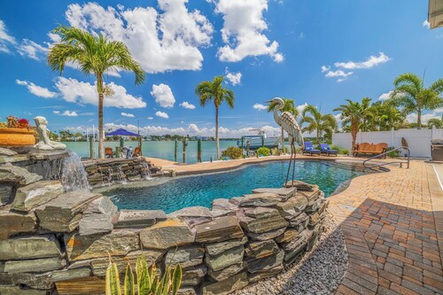 Herons on La Hacienda – Waterfront Grotto Pool, Golf Cart & Minutes to Indian Rocks Beach