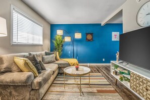 Smart TV, books - Where It's All Happening: 1BD in the Mid of Action (Arlington)