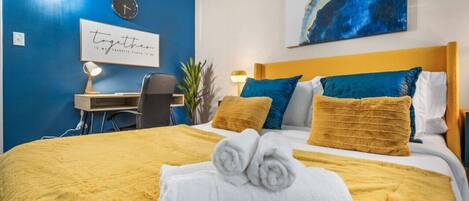 1 chambre, bureau, fer et planche à repasser, lit parapluie