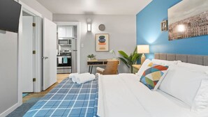 1 bedroom, desk, iron/ironing board, WiFi (free) - Sapphire 1BD: AT&T Walkable, Calming & Joyful ! (Arlington)