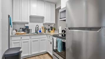 Kylskåp, mikrovågsugn, ugn och spishäll