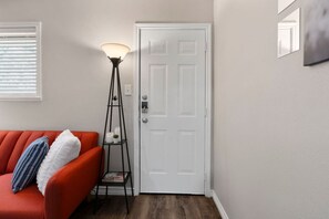 Interior - Pleasant 1BD: AT&T Walkable, Inviting & Lovable! (Arlington)