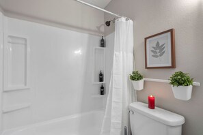 Hair dryer, towels - Pleasant 1BD: AT&T Walkable, Inviting & Lovable! (Arlington)
