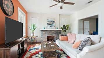 Una Smart TV, libros, una oficina