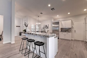 Fridge, microwave, oven, stovetop - Luxury Scottsdale Kierland 5 Bdrm w/ Backyard Oasis! (Scottsdale)