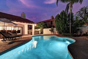 Utendørsbasseng og et oppvarmet basseng