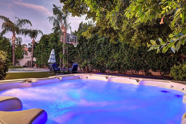 Outdoor spa tub