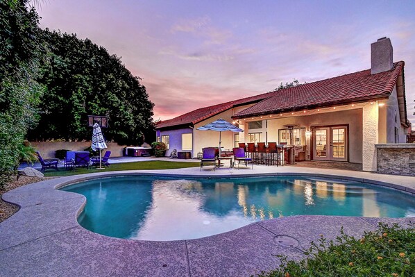 Utendørsbasseng og et oppvarmet basseng