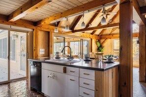 Fridge, microwave, oven, stovetop - !!Nov Sale!! VIEWS, Hot tub, Pickleball, Games, Pool Table, Golf Course!  (Gatlinburg)