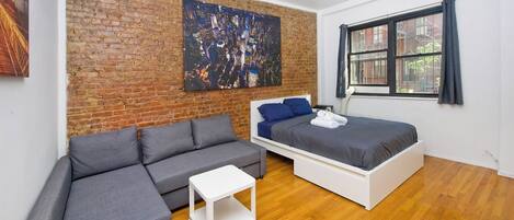 Een strijkplank/strijkijzer, wifi, beddengoed