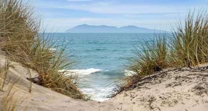 Te Mahana Cottage - pool & private spa, beachfront