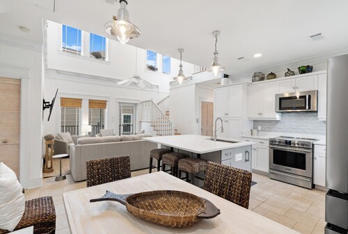 "Crawling Distance" to FloraBama | Private Elevator | Direct Beach Access | My Beach Getaways