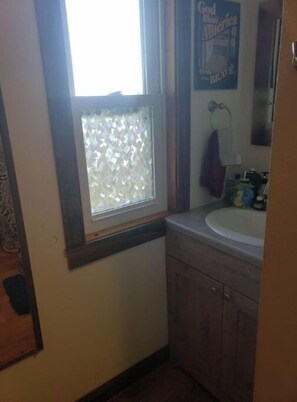 Dusche, umweltfreundliche Kosmetikartikel, Haartrockner, Handtücher