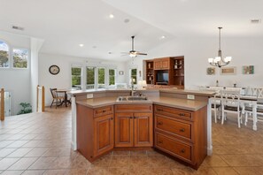 Interior - Smoothie Sailing | Pool, Hot Tub & Easy Beach (Corolla)