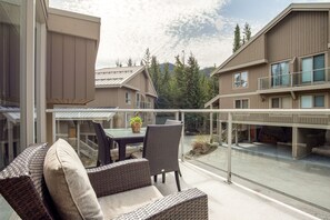 Outdoor dining - 4BR | Blueberry Hill Estates | Mountain View | King Bed | Fireplace | Balcony w /BBQ (Whistler)