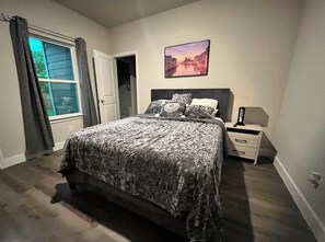 3 bedrooms, desk, free WiFi, bed sheets - Brand new modern cozy enclave in Conroe awaits you. (Conroe)