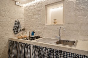 Refrigerador, horno, parrilla de estufa y utensilios de cocina 