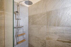 Dusche, Haartrockner, Bidet, Handtücher
