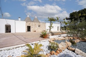 Exterior - Trulli Miriam: Enchanting Apulian Getaway (Martina Franca)