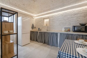 Fridge, oven, stovetop, cookware/dishes/utensils