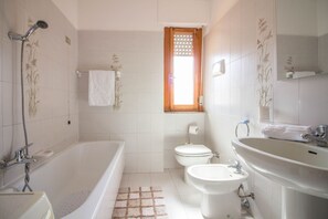 Dusche, Haartrockner, Bidet