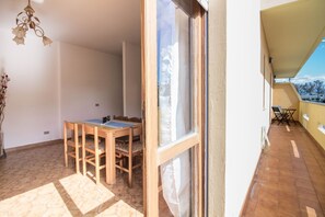 Outdoor dining - GuestHost - Cozy apartment of 60 sqm located on the first floor of a building WITHOUT a lift (stairs to access), can accommodate up to 2 people.The property is situated in an area provided by all the main services: bars, restaurants, supermarkets, pharma (Olbia)