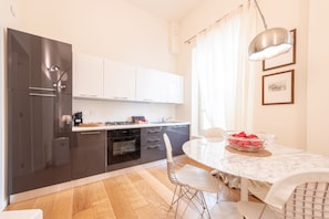 Fridge, oven, stovetop, coffee/tea maker