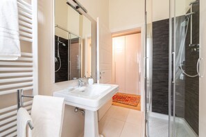 Bruser, hårtørrer, bidet, håndklæder