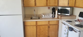 1300 P/ M 377p/wk 10 mi to Beach, Big yard & Parking, Pet Friendly & Super CLEAN