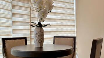 Suite superior | 1 habitación, tabla de planchar con plancha y wifi gratis