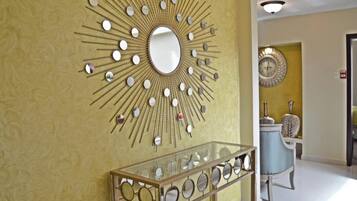 Suite superior | Área de sala de estar | Televisión