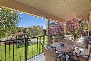 Outdoor dining - The Luxe at Abbey Villa |Gas Fireplace| King Master |Large Covered Balconies |Pool View |Hot Tub (Fontana-on-Geneva Lake)