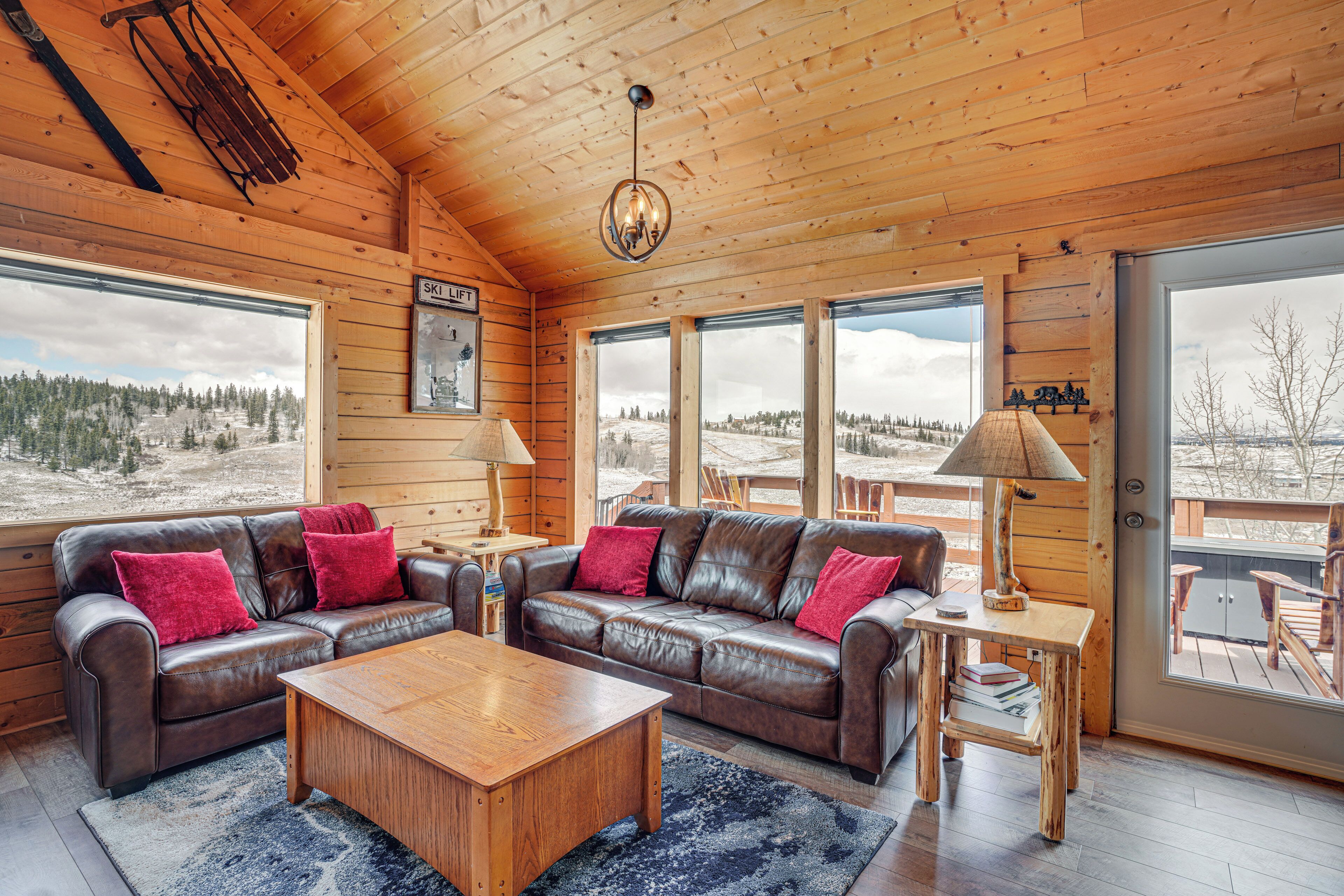 'Longbow Retreat' w/ Stunning Rocky Mountain Views
