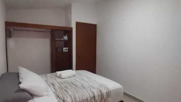 3 chambres, fer et planche à repasser, Wi-Fi, draps fournis