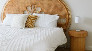 4 bedrooms, iron/ironing board, travel cot, free WiFi - Welcome to the Beyond Beach House (Goolwa Beach)