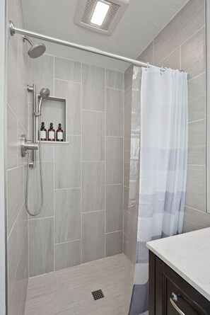 Dusche, Haartrockner, Handtücher