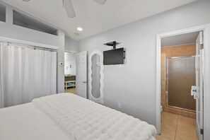 2 bedrooms, desk, iron/ironing board, free WiFi - Stunning Beach House! Steps to the Ocean, Amazing Location & Pet Friendly! (San Diego)