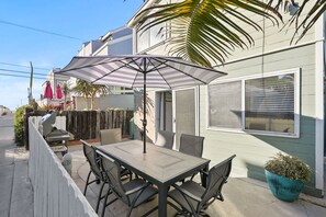 Outdoor dining - Stunning Beach House! Steps to the Ocean, Amazing Location & Pet Friendly! (San Diego)